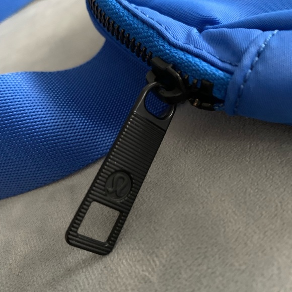 Lululemon Everywhere Belt Bag Wild Blue Bell Royal OG - Picture 2 of 12